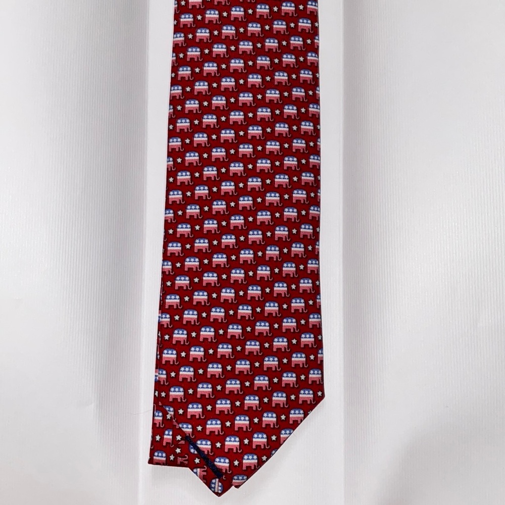 BRAND NEW vineyard vines elephant with stars tie